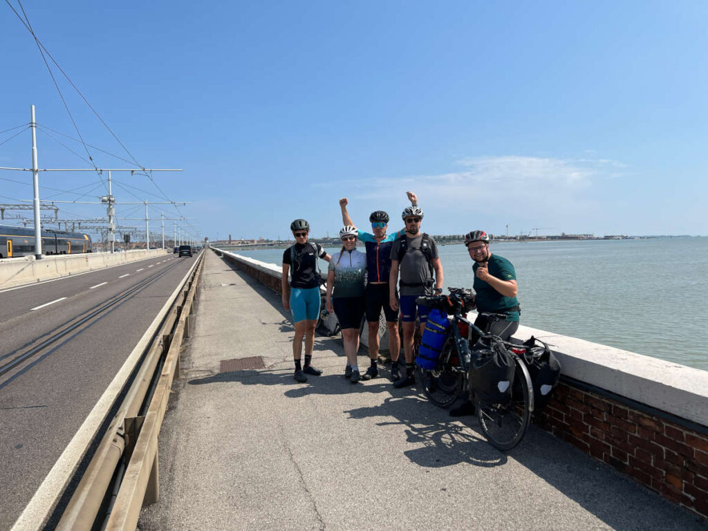 radreise muenchen venedig gruppenfoto vor venedig