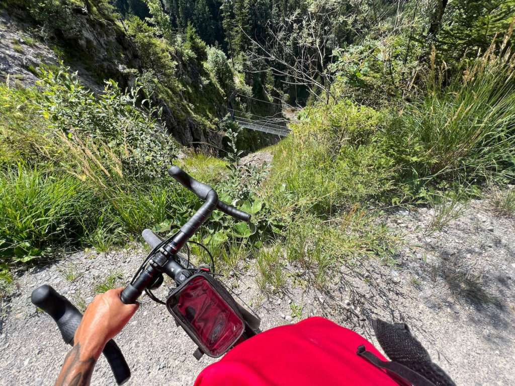 Mit dem Fahrrad im Allgäu auf einem Berg