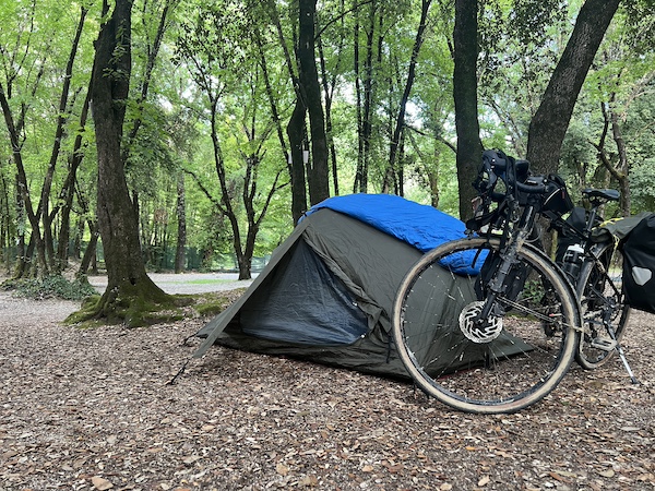 Aufgebautes Zelt auf dem Campingplatz