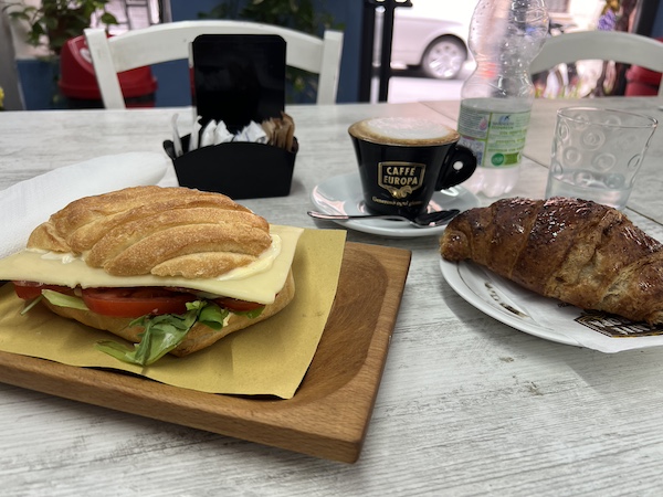 Panino mit Cornetto und Cappuccino