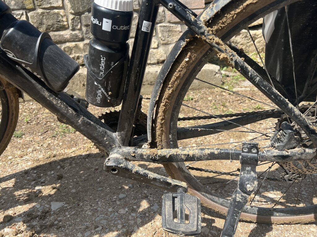 Fahrrad mit Matsch übersäht