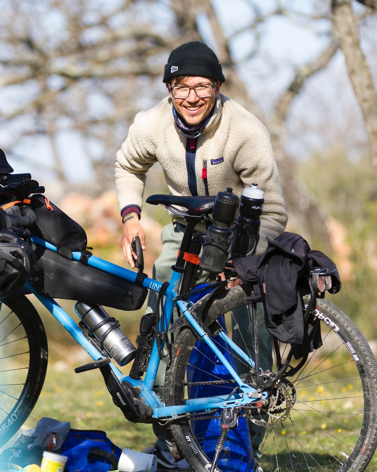 kevin packt seine fahrradtaschen